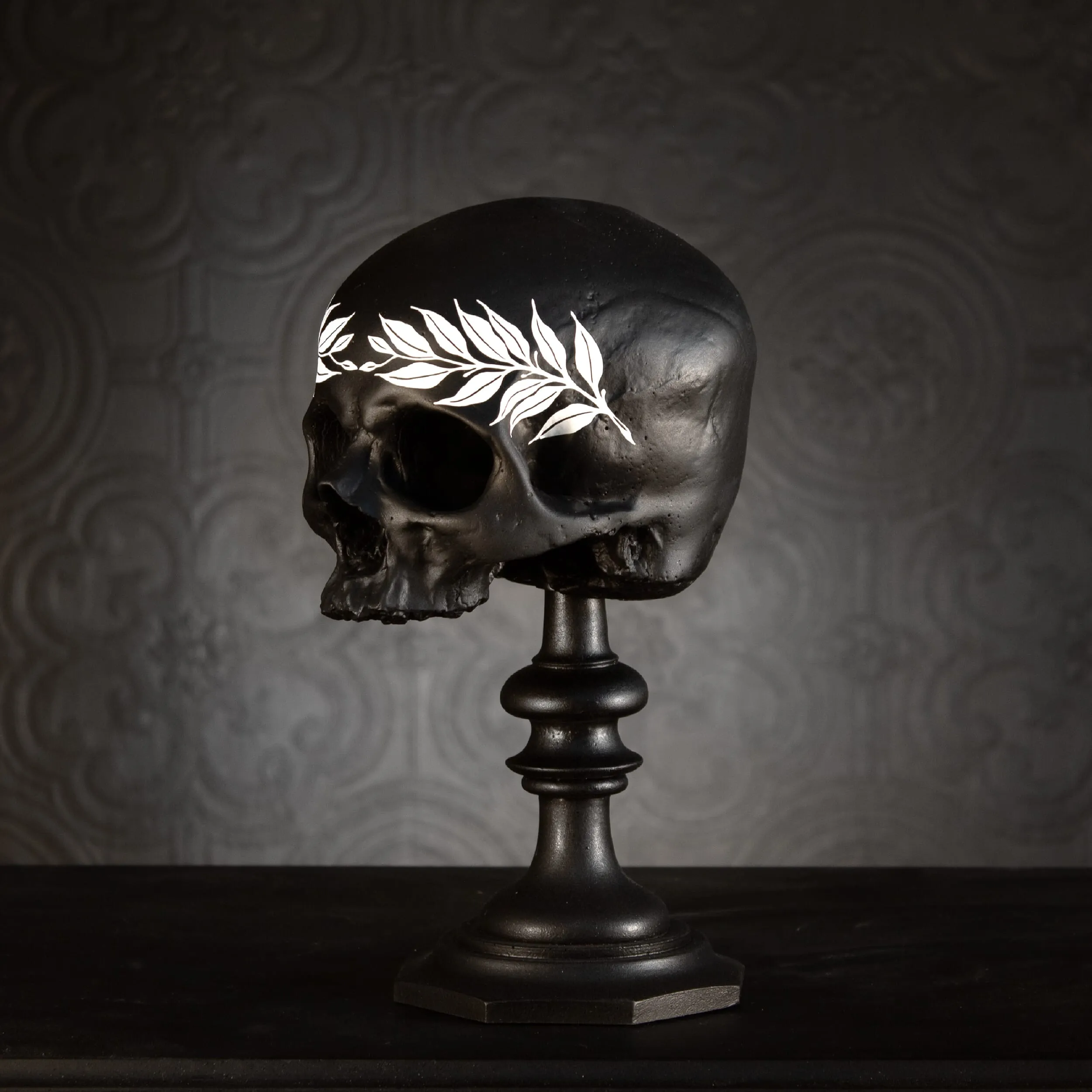 Eunicia Laurel Skull Plinth