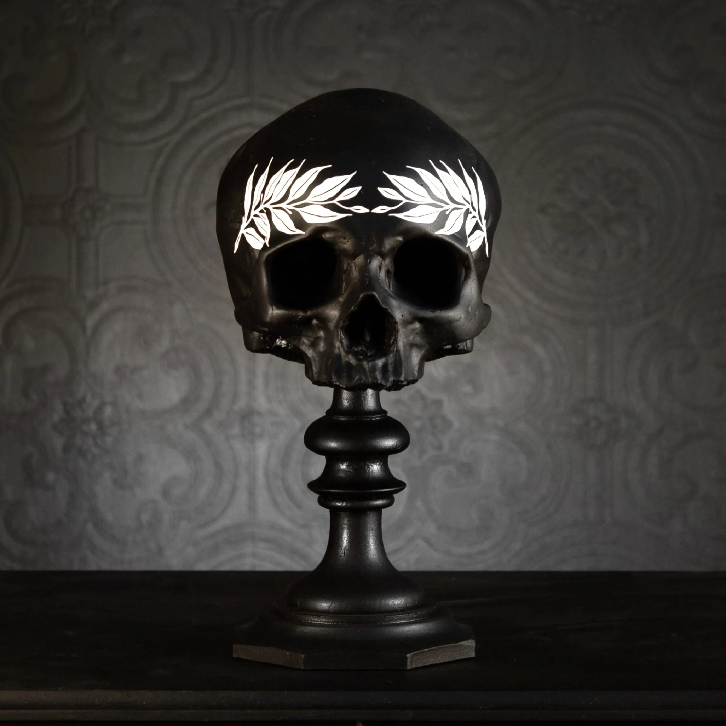 Eunicia Laurel Skull Plinth